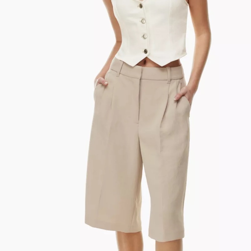 Aritzia Effortless Knee Short